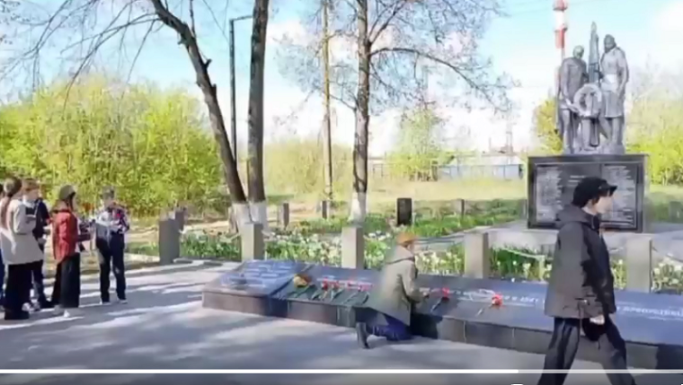 Возложение цветов к памятнику на ул. Коммунальной.